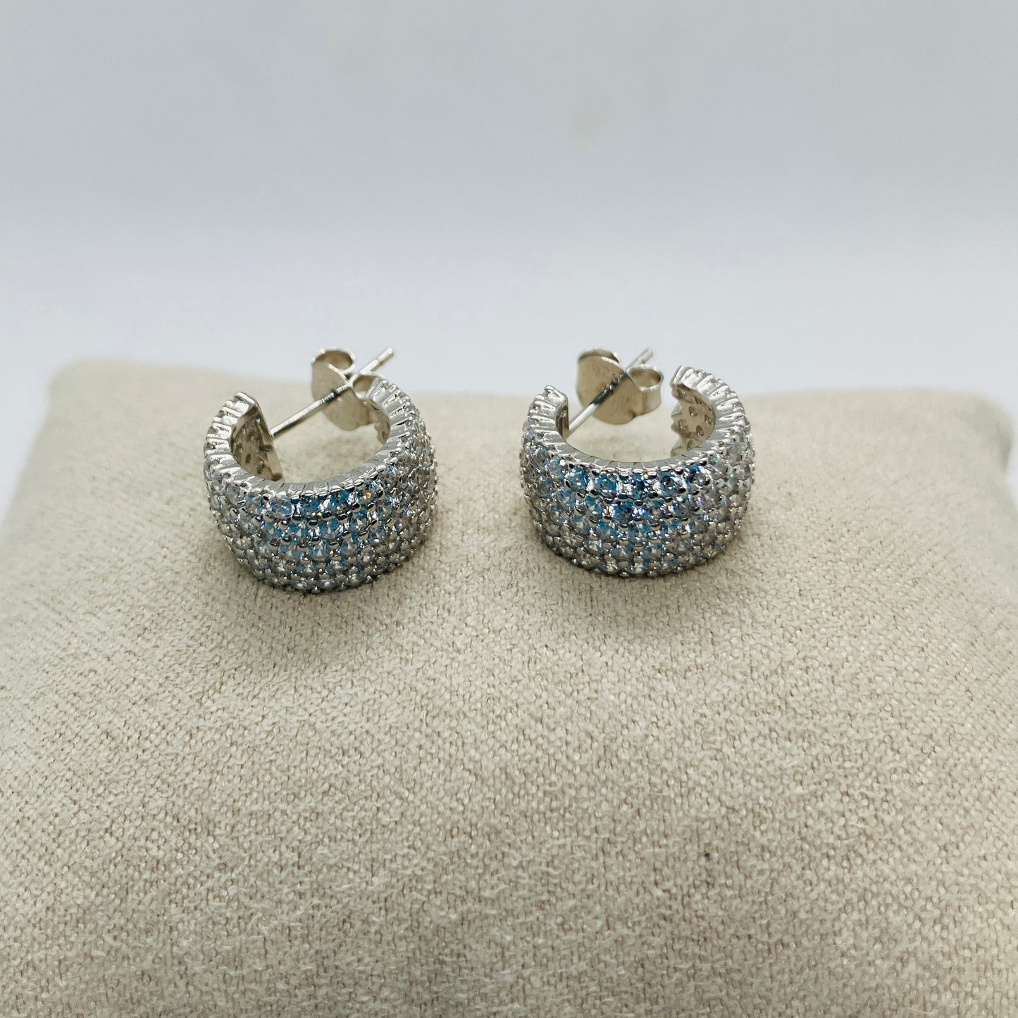 Orecchini in argento con zirconi a cerchio